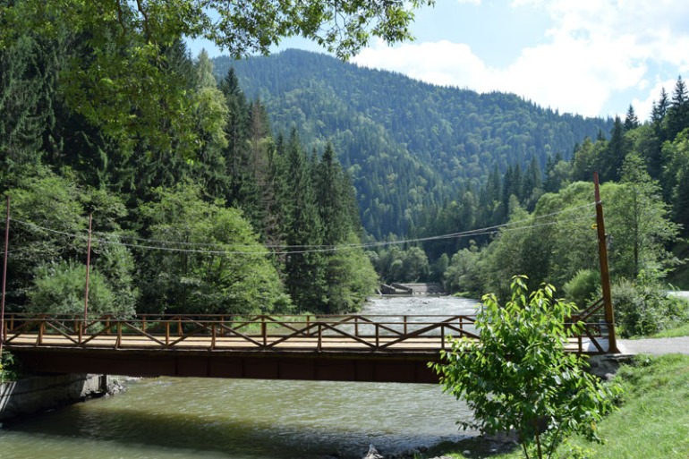 Podul de la Zugreni e închis